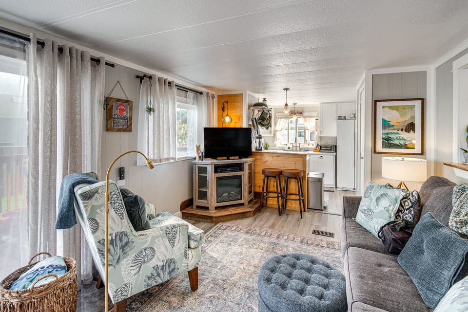 Living Room | Smart TV | Free WiFi | Single-Story Home