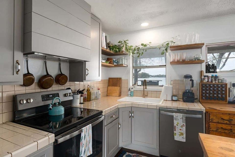 Cook like a pro in this fully equipped chef's kitchen!