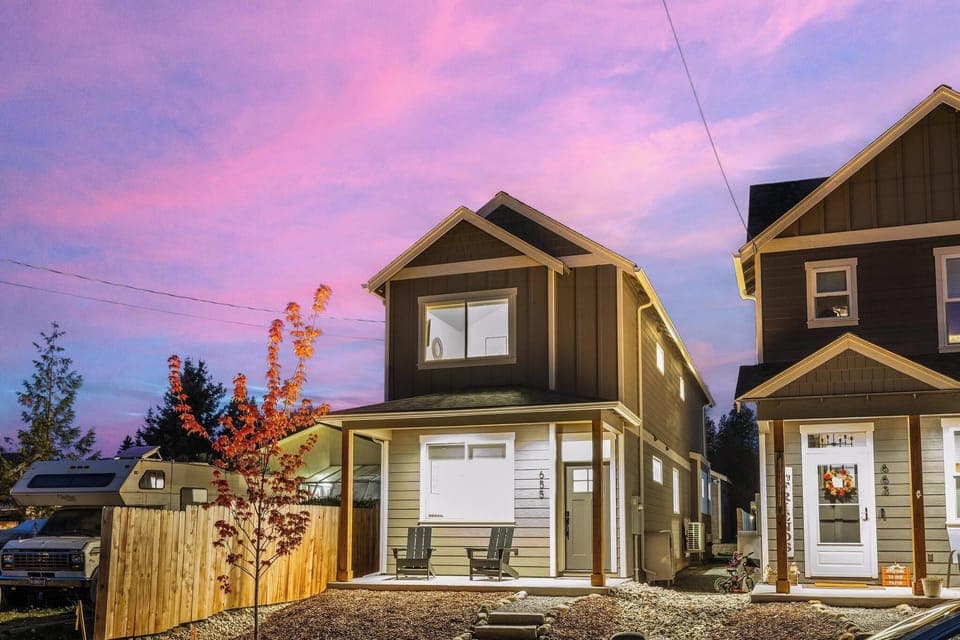 The Oak Street Retreat Front Yard & Front Patio | On Street Parking Available