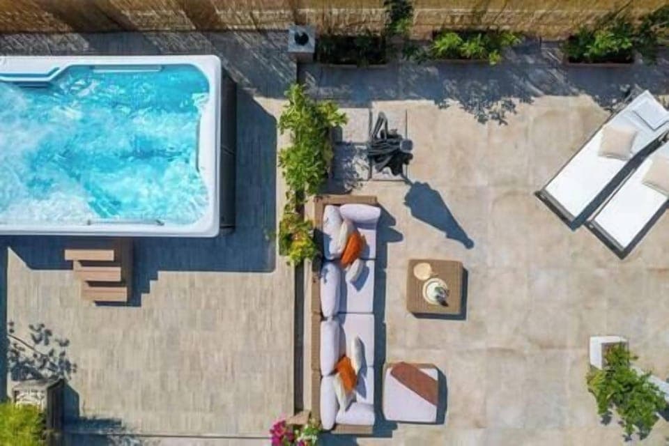 Terrazzo con Piscina riscaldata, barbecue e area solarium. 