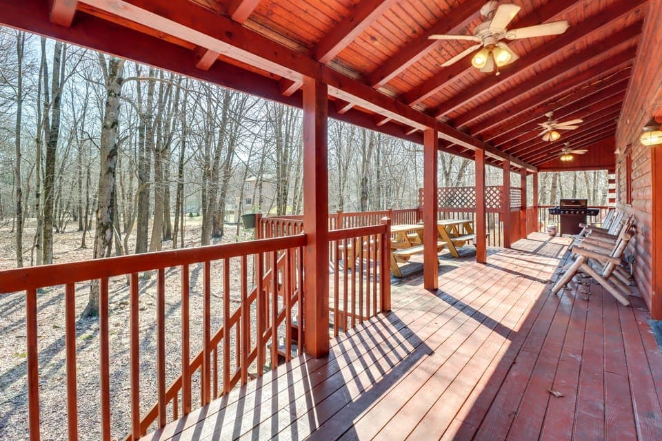 Blakeslee Vacation Rental | 6BR | 4BA | 3,000 Sq Ft | Stairs Required
