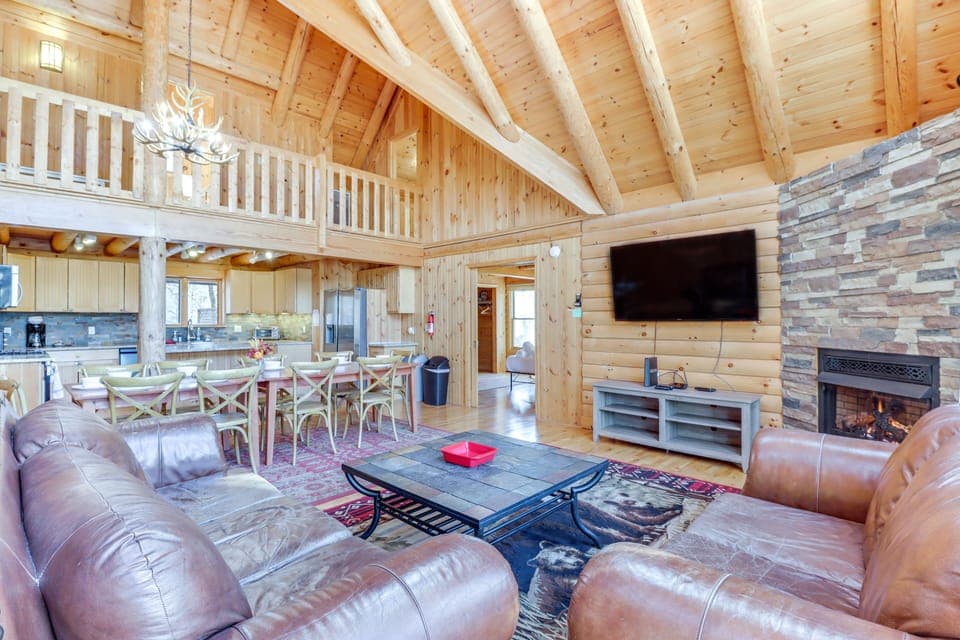 Living Room | Flat-Screen TV | Fireplace | 2nd Floor