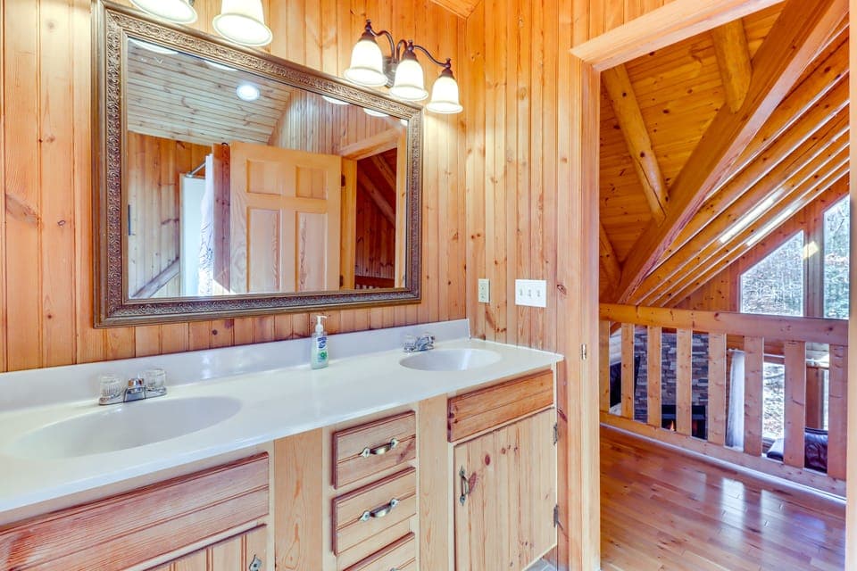 Full Bathroom | Complimentary Toiletries | 3rd Floor