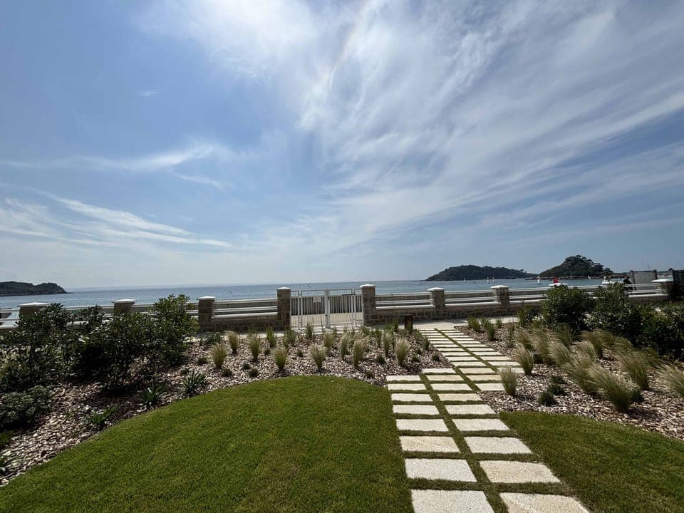 Welcome to Trébeurden! This seaside apartment offers stunning ocean views, direct Tresmeur beach access, a heated indoor pool, and a ping-pong table for added fun. The kitchen is fully fitted and equipped, perfect for preparing delicious meals with family or friends. Relax year-round and enjoy breathtaking sunsets, water activities, and the natural beauty of Brittany. Just minutes from shops, restaurants, and hiking trails, this apartment is the ideal getaway for sea and nature lovers.