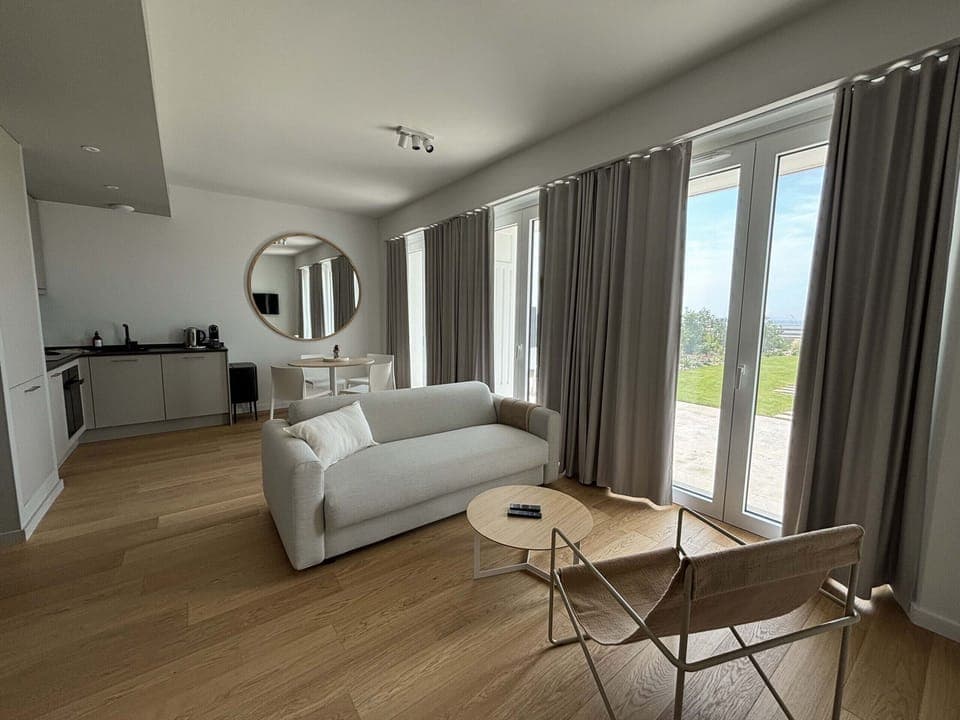 Welcome to Trébeurden! This seaside apartment offers stunning ocean views, direct Tresmeur beach access, a heated indoor pool, and a ping-pong table for added fun. The kitchen is fully fitted and equipped, perfect for preparing delicious meals with family or friends. Relax year-round and enjoy breathtaking sunsets, water activities, and the natural beauty of Brittany. Just minutes from shops, restaurants, and hiking trails, this apartment is the ideal getaway for sea and nature lovers.