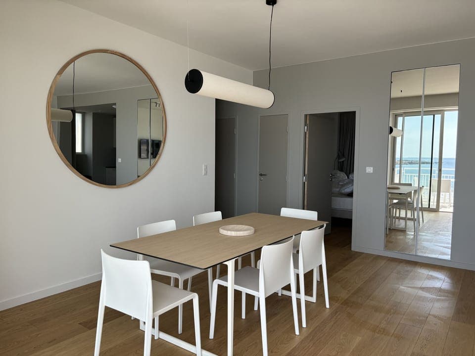 Welcome to Trébeurden! This seaside apartment offers stunning ocean views, direct Tresmeur beach access, a heated indoor pool, and a ping-pong table for added fun. The kitchen is fully fitted and equipped, perfect for preparing delicious meals with family or friends. Relax year-round and enjoy breathtaking sunsets, water activities, and the natural beauty of Brittany. Just minutes from shops, restaurants, and hiking trails, this apartment is the ideal getaway for sea and nature lovers.