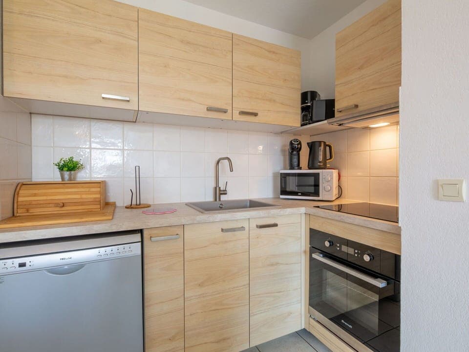 Countertop, Cabinetry, Kitchen Sink, Property, Sink, Tap, Building, Kitchen Stove, Kitchen Appliance, Kitchen