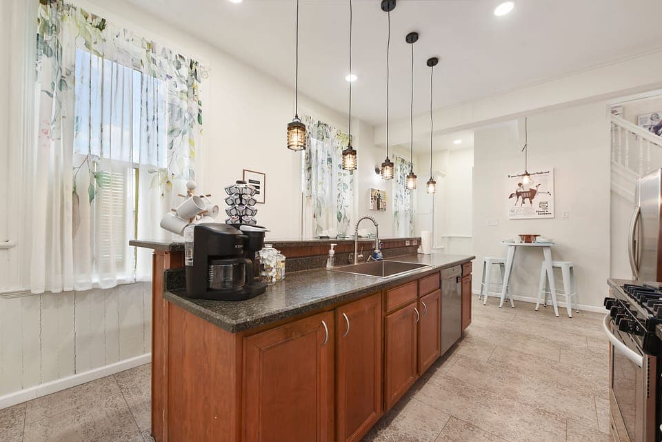 Fully equipped kitchen w/ modern appliances, Keurig, spices & cookware.