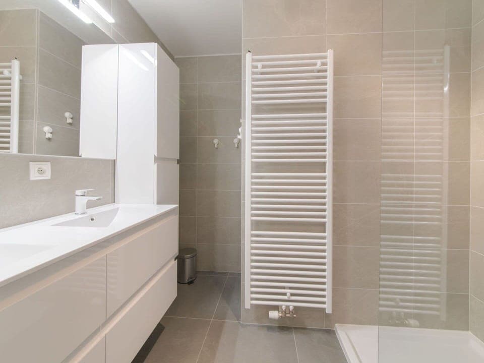 Tap, Sink, Bathroom Cabinet, Plumbing Fixture, Mirror, Cabinetry, Building, Bathroom Sink, Countertop