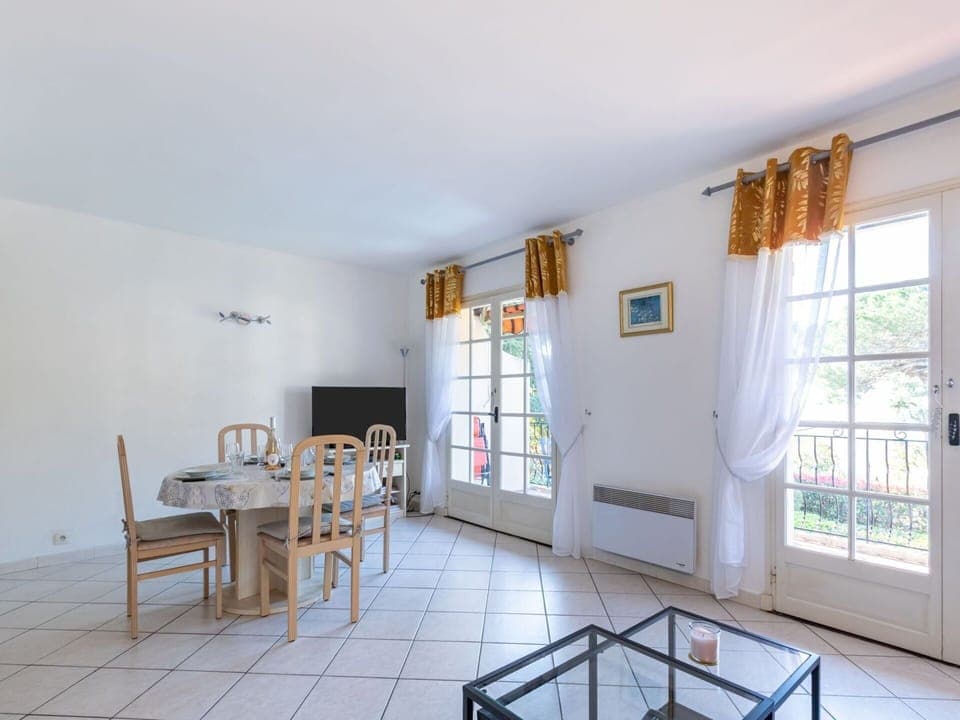 Sky, Plant, Building, Property, Window, Tree, Slope, Land Lot, House, Urban Design