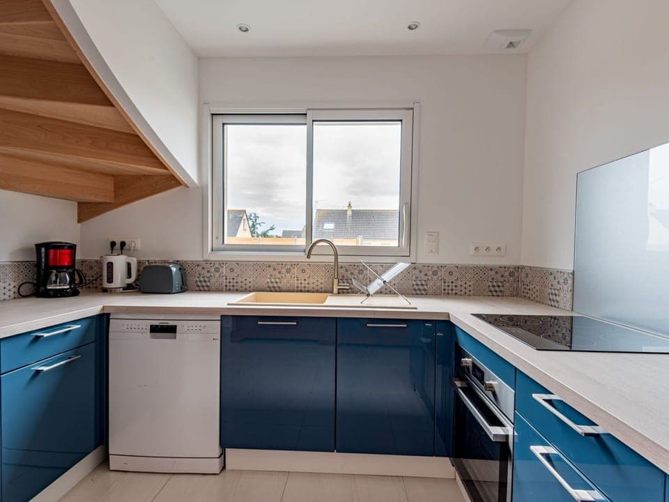 Cabinetry, Kitchen Sink, Tap, Countertop, Sink, Property, Window, Building, Kitchen Stove, Kitchen