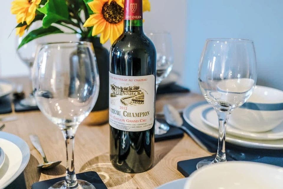 The open-plan living room and dining area benefit from a 50-inch Smart TV, a 6-seater dining table, plenty of space to sit down in the evenings, a double sofa bed and a sizable balcony.