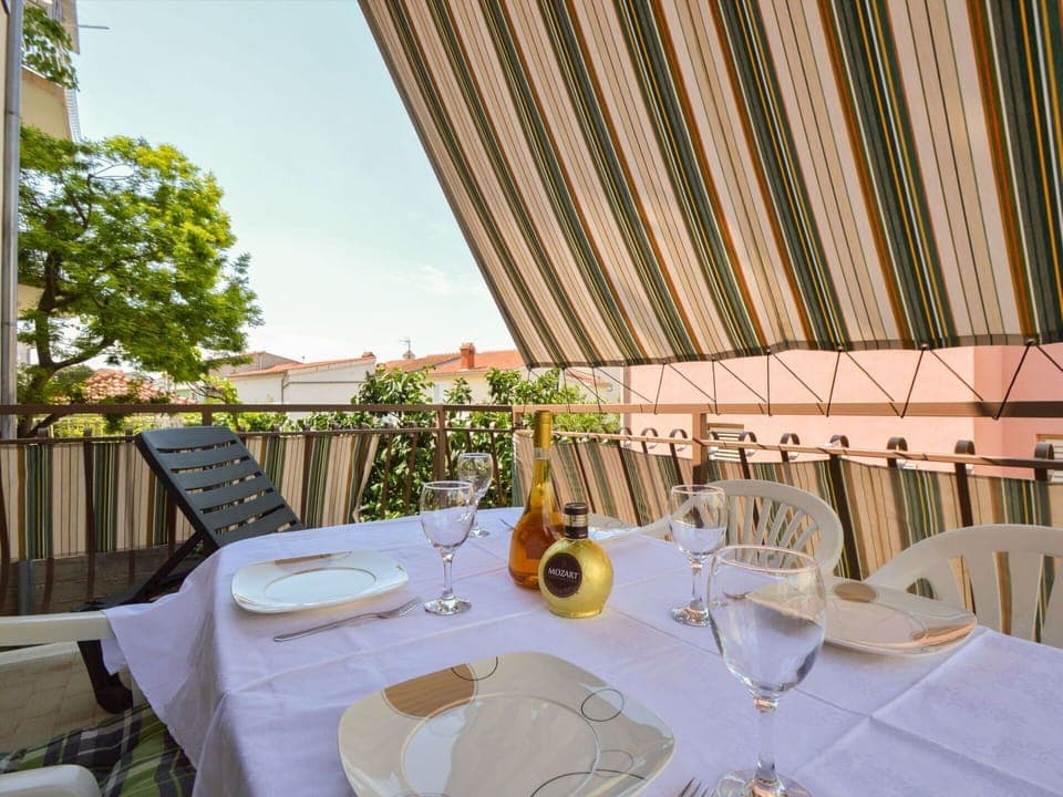 Table, Tableware, Furniture, Property, Plant, Tablecloth, Chair, Building, Window, Dishware