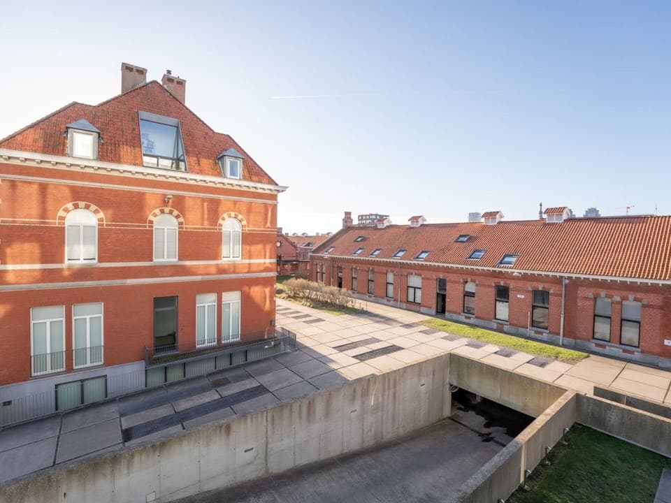 Sky, Window, Building, Urban Design, Wood, Residential Area, Facade, City, Roof