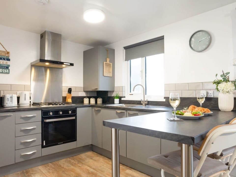 Water, Sky, Cloud, Property, Swimming Pool, Building, Plant, Seaside Resort, Tree, Outdoor Furniture