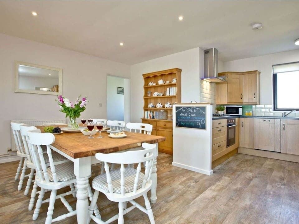 Water, Sky, Cloud, Property, Swimming Pool, Building, Plant, Seaside Resort, Tree, Outdoor Furniture