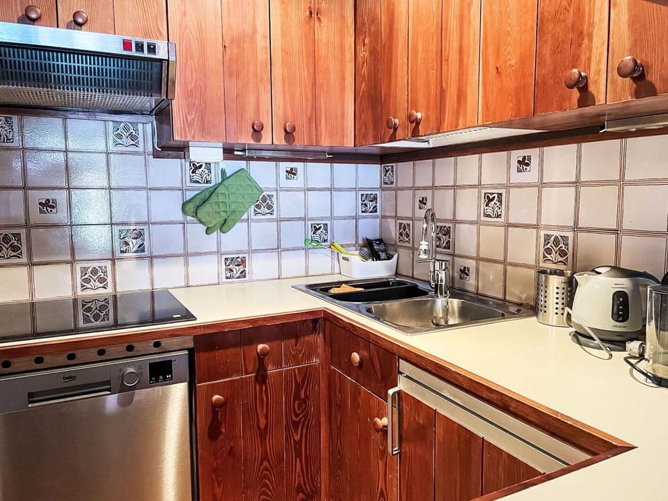 Countertop, Cabinetry, Kitchen Sink, Property, Sink, Furniture, Tap, Building, Kitchen, Kitchen Stove