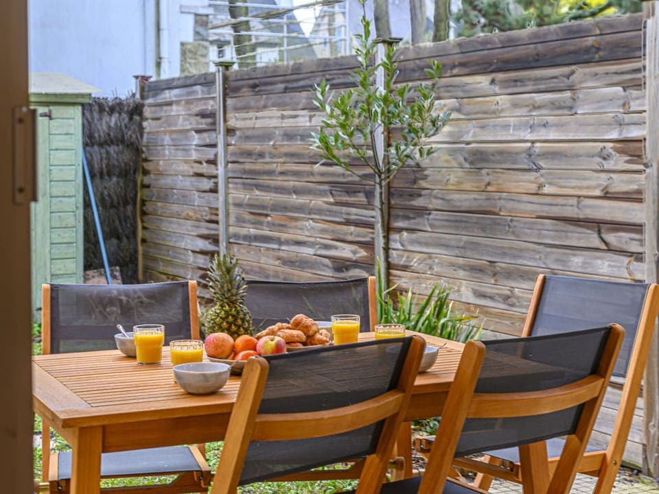 Furniture, Table, Property, Plant, Flowerpot, Wood, Chair, Outdoor Table, Outdoor Furniture, Shade