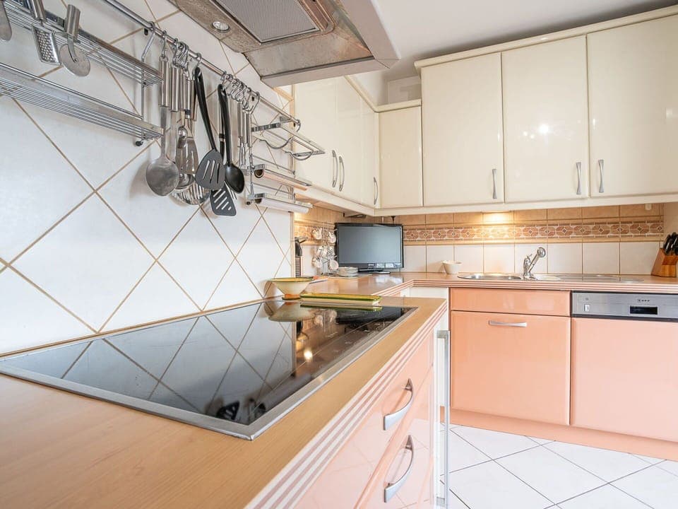 Tap, Cabinetry, Kitchen Sink, Sink, Property, Countertop, Plumbing Fixture, Kitchen Stove, Interior Design, Wood