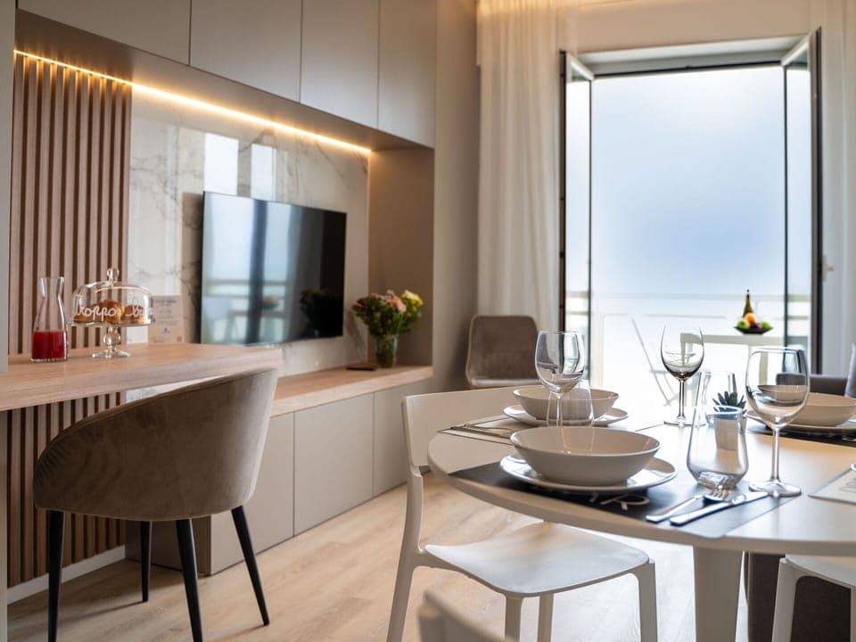 Table, Furniture, Property, Chair, Plant, Wood, Building, Comfort, Interior Design, Houseplant