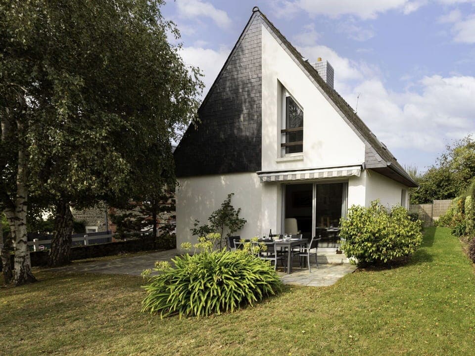 Water, Building, Sky, Daytime, Property, Swimming Pool, Azure, Window, Tower Block, Plant