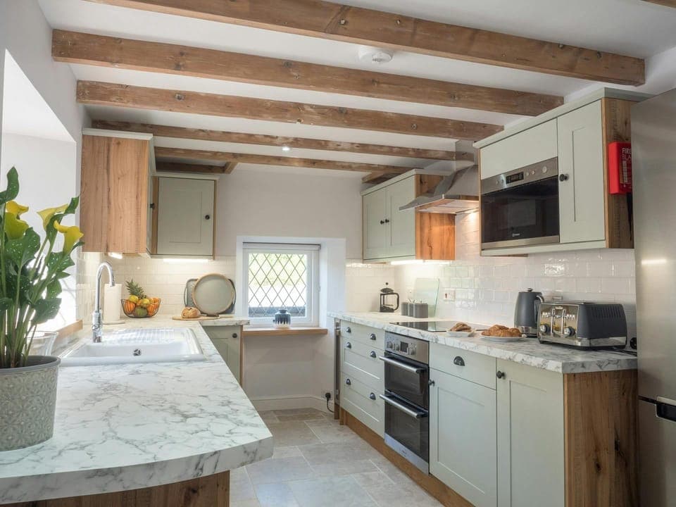 Oven, hob, toaster, sink and cabinets in the kitchen