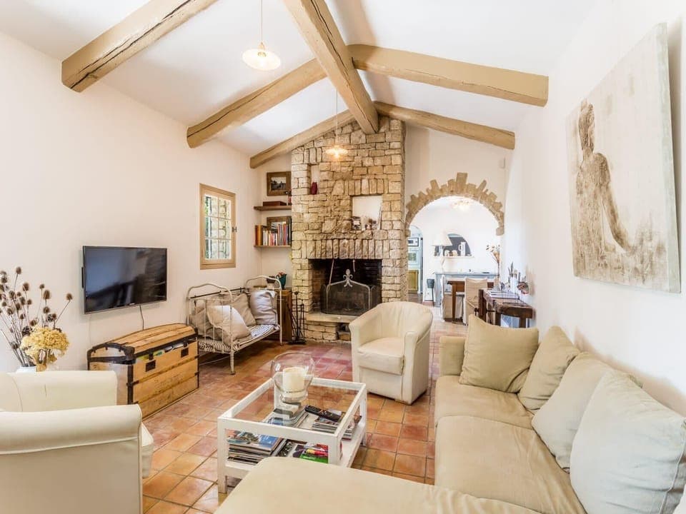 Character property to rent in Ménerbes with heated swimming pool