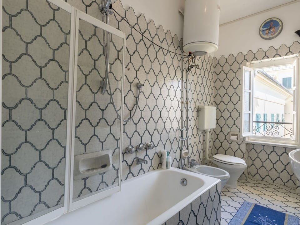 Bathtub, Property, Plumbing Fixture, Bathroom, Window, Interior Design, Building, House, Shower Head, Floor