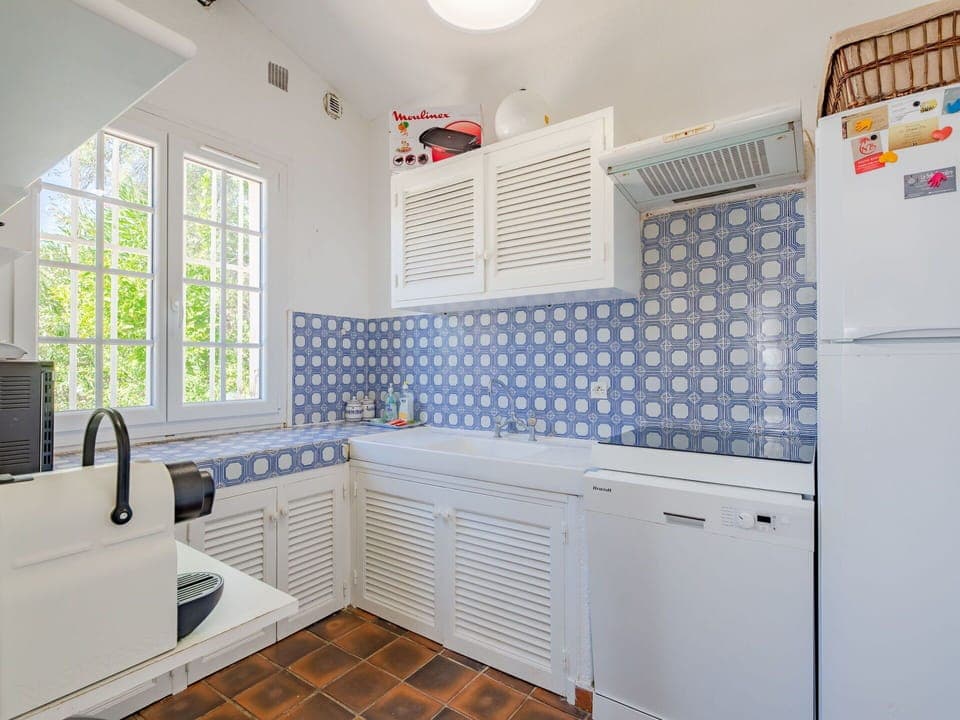 Cloud, Sky, Table, Property, Daytime, Tableware, Furniture, Plant, Food, Azure