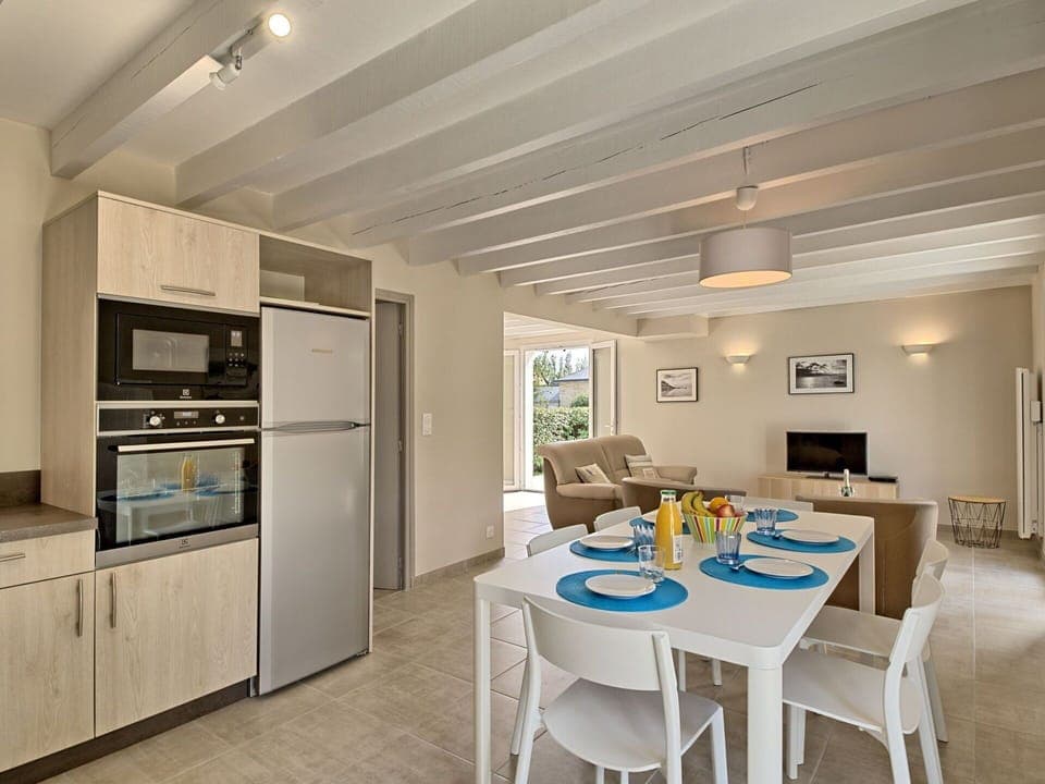 Cabinetry, Furniture, Property, Table, Building, Countertop, Chair, Lighting, Interior Design, Kitchen Appliance