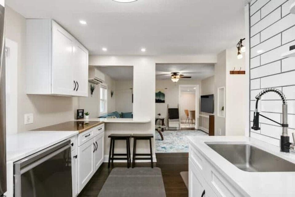 Full kitchen, Dishes for 6, Full set of pots and pans, Tap water safe to drink.