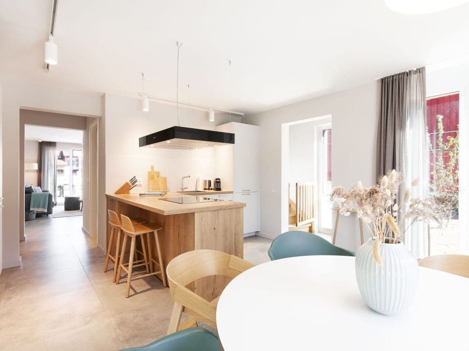 Plant, Building, Window, Swimming Pool, Azure, Water, Tree, House, Sky, Urban Design