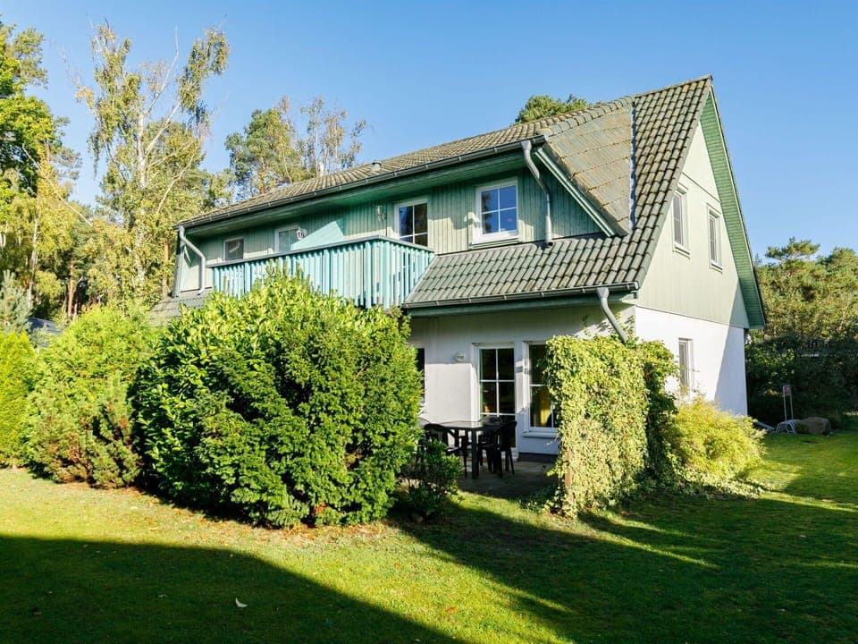 Sky, Plant, Building, Property, Window, Tree, House, Land Lot, Natural Landscape, Grass