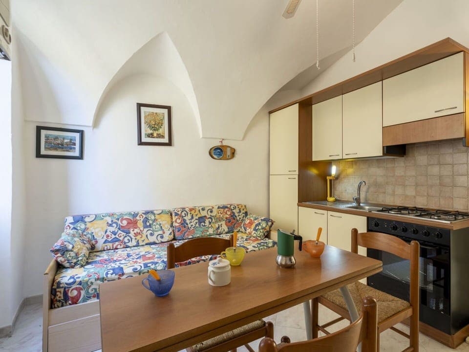 Sky, Property, Window, Building, Tree, Vegetation, Architecture, Urban Design, Plant