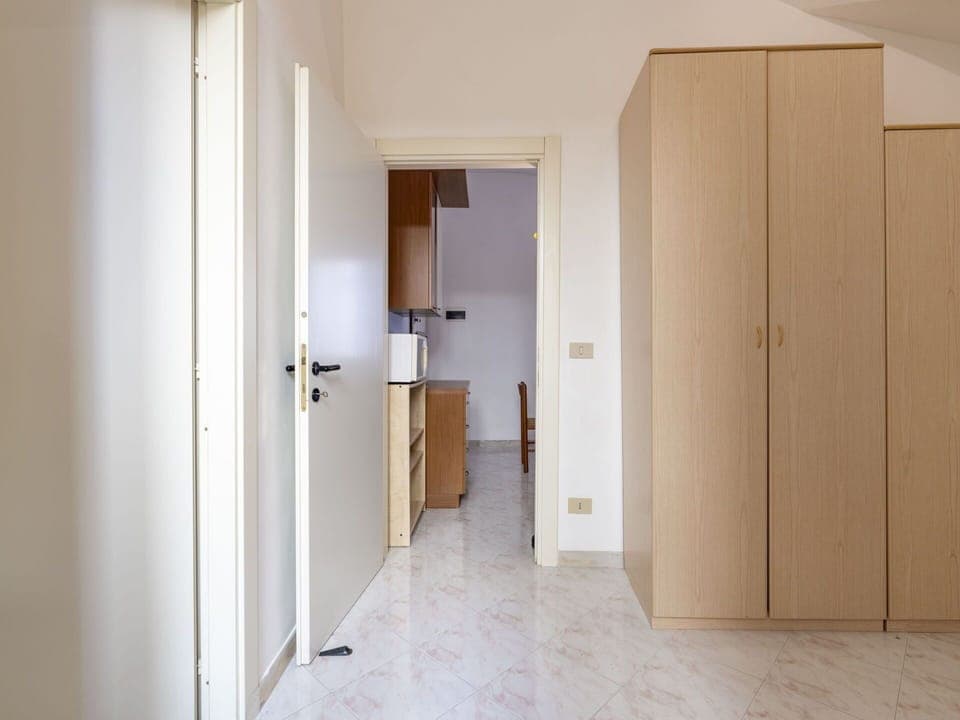 Sky, Property, Window, Building, Tree, Vegetation, Architecture, Urban Design, Plant