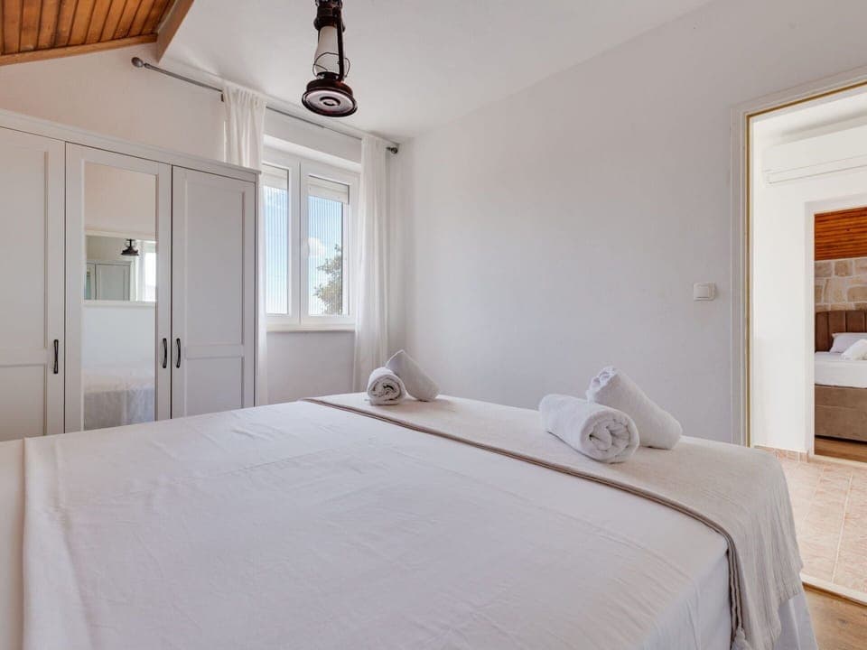 Property, Furniture, Building, Wood, Comfort, Interior Design, Window, Bed, Floor