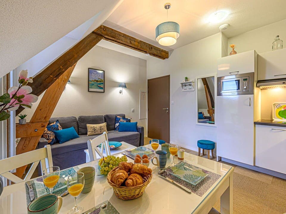 Sky, Plant, Building, Cloud, Property, Window, Blue, Door, House, Land Lot