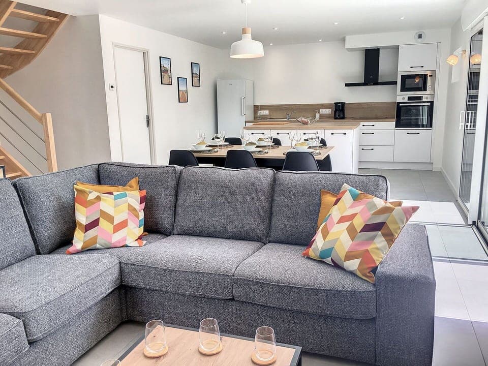 Building, Water, Sky, Daytime, Property, Plant, Blue, Azure, Window, Architecture