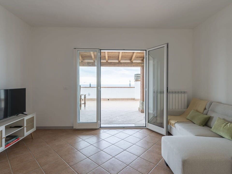 Wood, Building, Shade, Comfort, Flooring, Hardwood, Laminate Flooring, Ceiling, Door