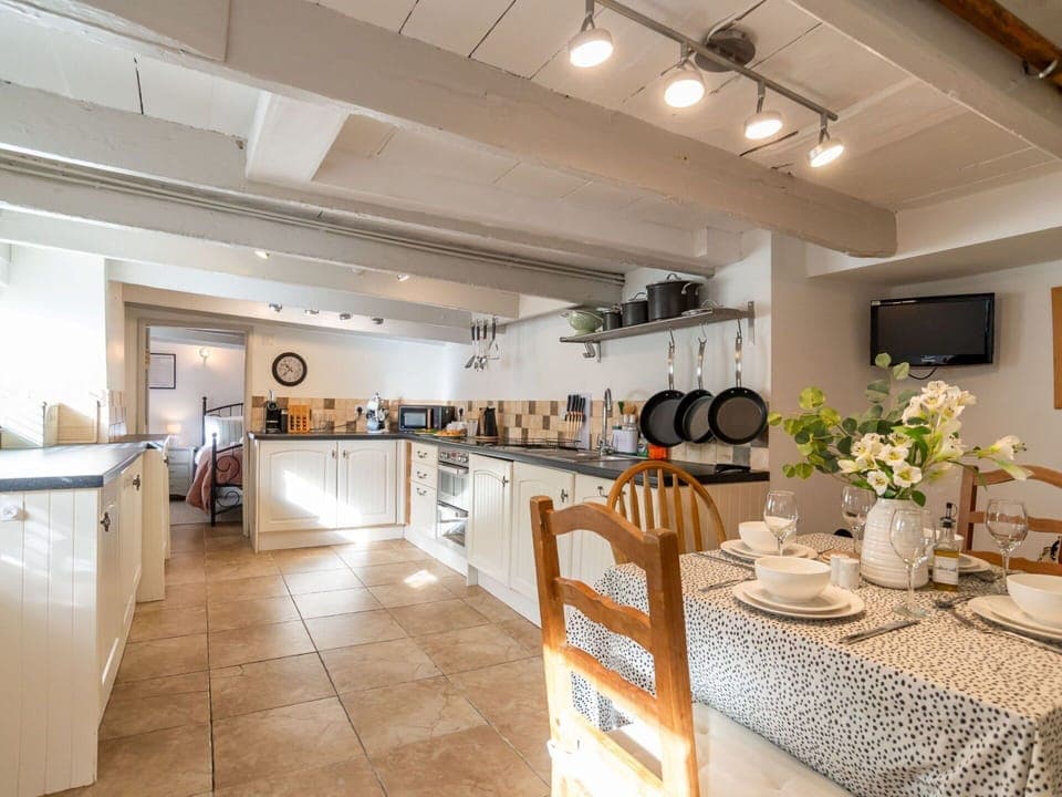 Plant, Building, Sky, Cloud, Window, House, Tree, Door, Land Lot, Shade