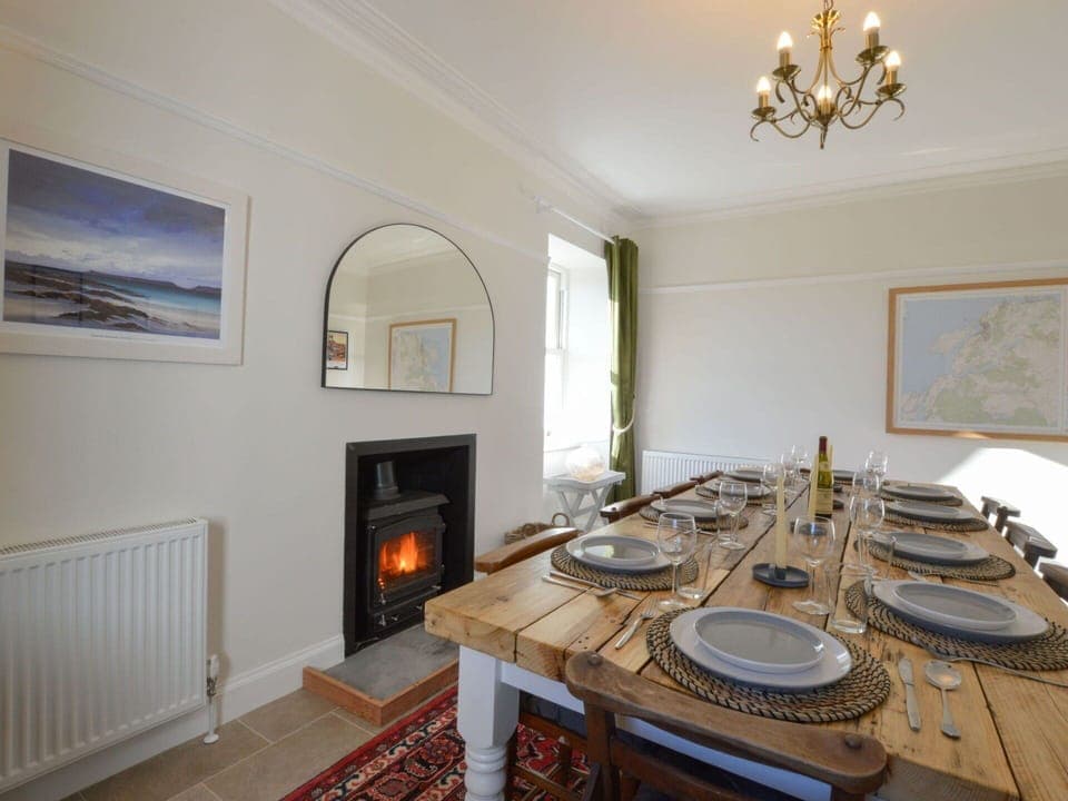 Picture Frame, Property, Table, Building, Wood, Interior Design, Tableware, Living Room, Floor, Flooring