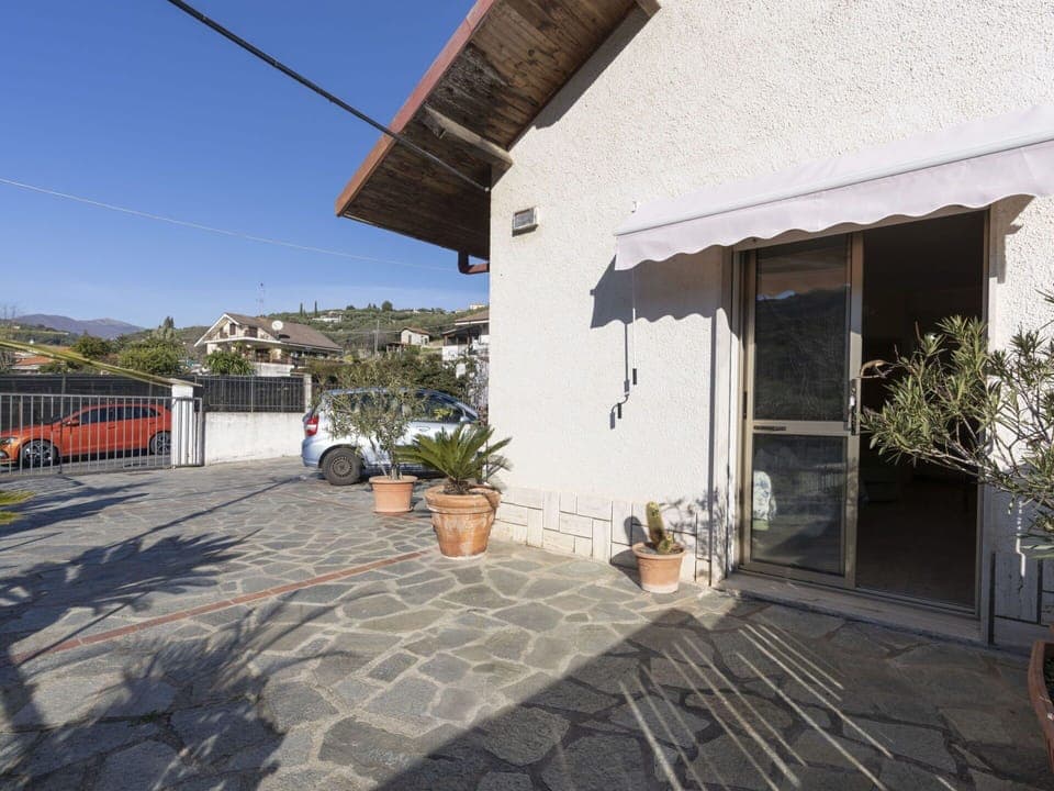 Property, Plant, Building, Sky, Flowerpot, Shade, Road Surface, House, Wall, Residential Area