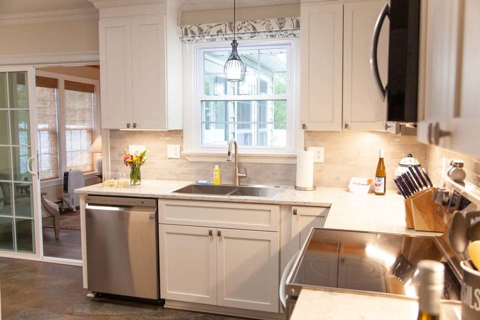 Eat-in kitchen– Great for meals or late-night snacks.