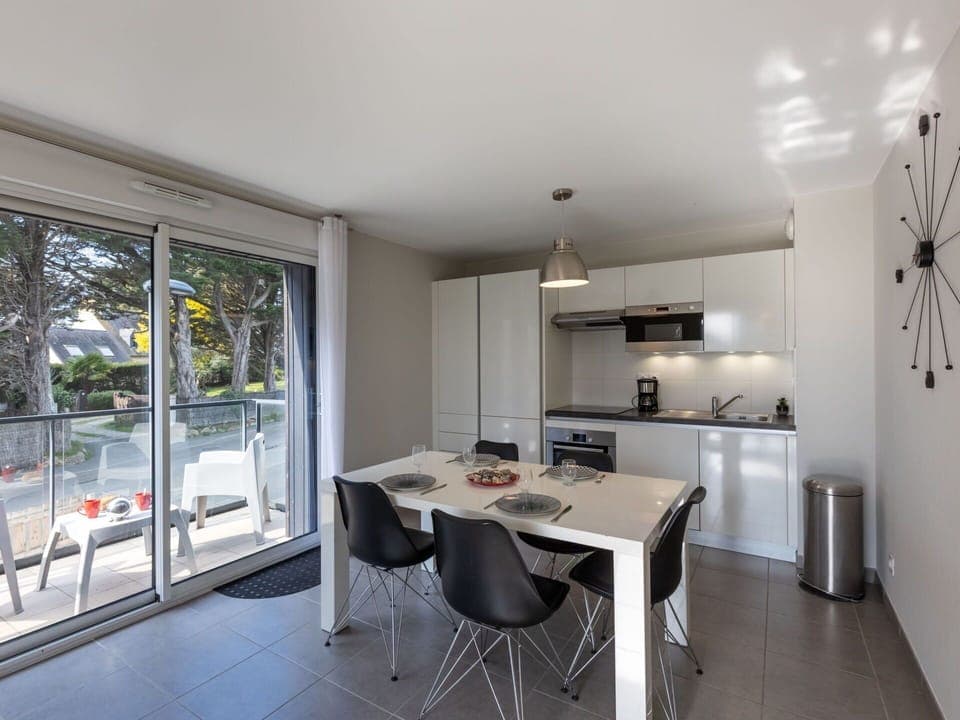 Building, Window, Comfort, Wood, Television, Living Room, Interior Design, House, Couch, Floor