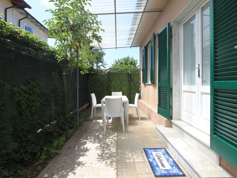 Plant, Building, Shade, Flooring, Floor, House, Residential Area, Grass, Window, Chair