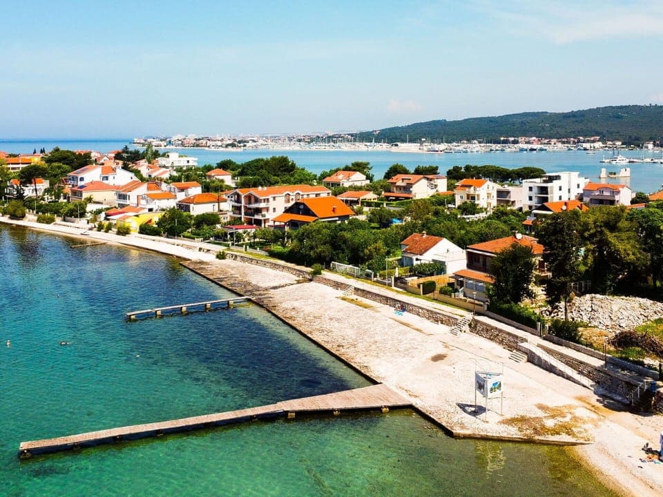 Water, Sky, Cloud, Building, Coastal And Oceanic Landforms, House, Boat, Horizon, Leisure