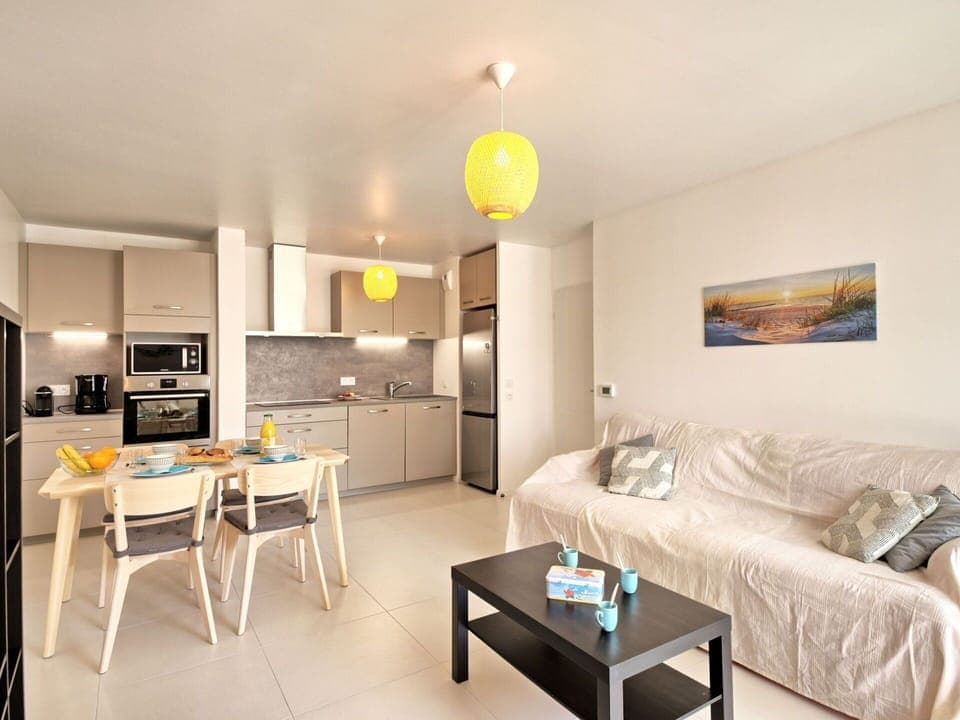 Table, Furniture, Property, Couch, Interior Design, Living Room, Flooring, Floor, Comfort