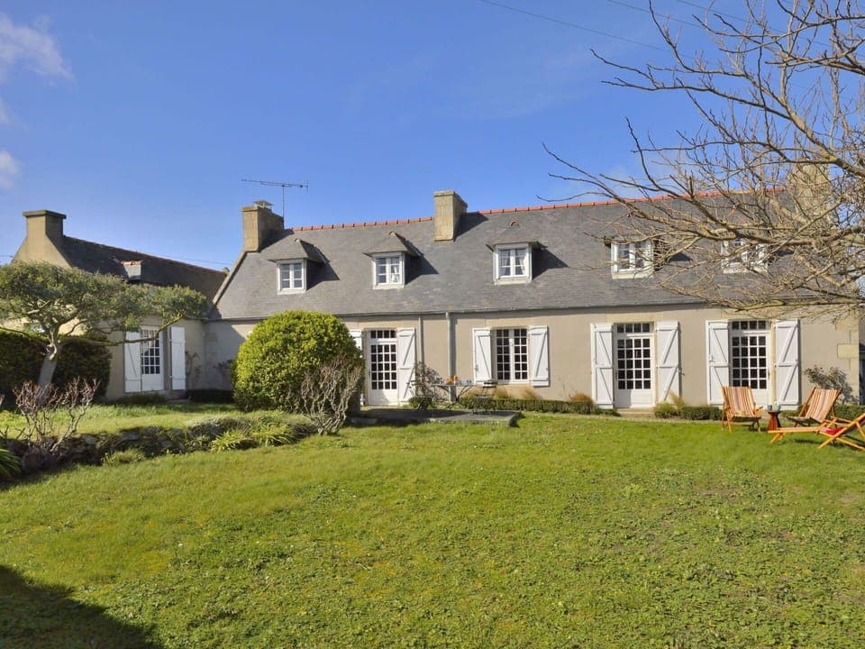 Sky, Plant, Building, Property, Window, Cloud, Tree, House, Land Lot, Grass