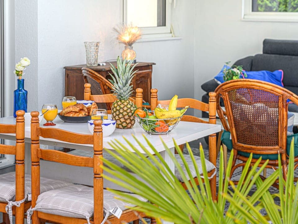 Building, Daytime, Sky, Plant, Tree, Arecales, Fence, Terrestrial Plant, Urban Design, Woody Plant