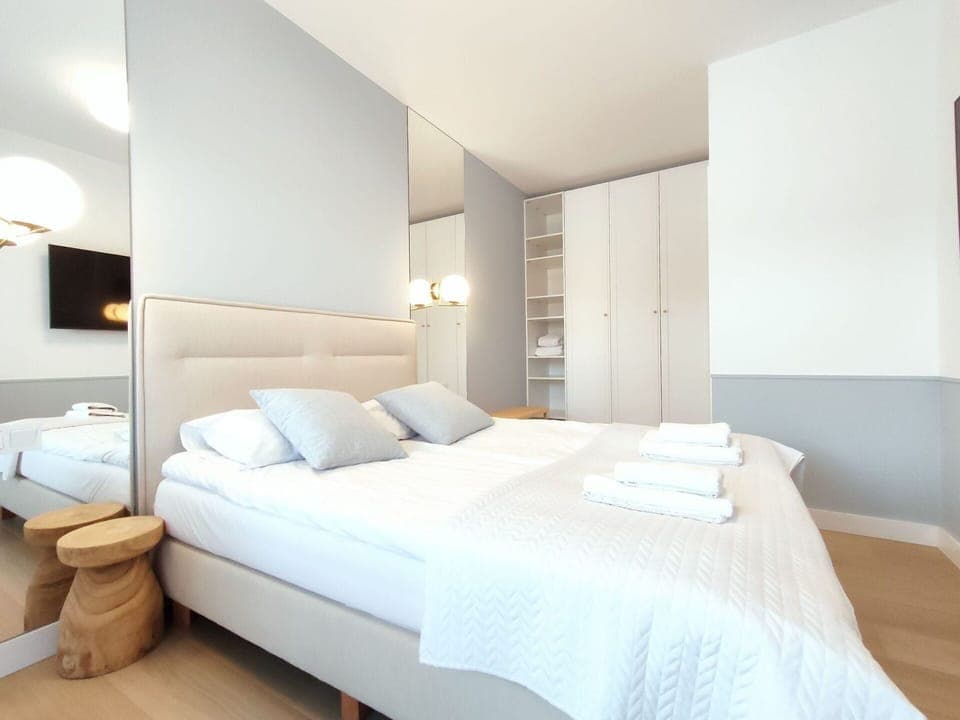 Water, Sky, Building, Plant, Property, Swimming Pool, Azure, Tree, Window, House